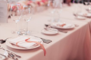 Tatil masasına hizmet ediyor. weding kavramı