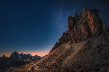 Dol samanyolu ile güzel gece panoramik dağ manzarası