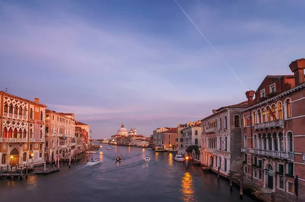 Grand Canal und Santa Maria della Salute bei Sonnenuntergang. Venedig, ital — Stockfoto