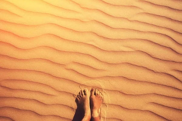 Piedi donna sulla spiaggia di sabbia dorata. concetto di vacanza. vista dall'alto — Foto Stock