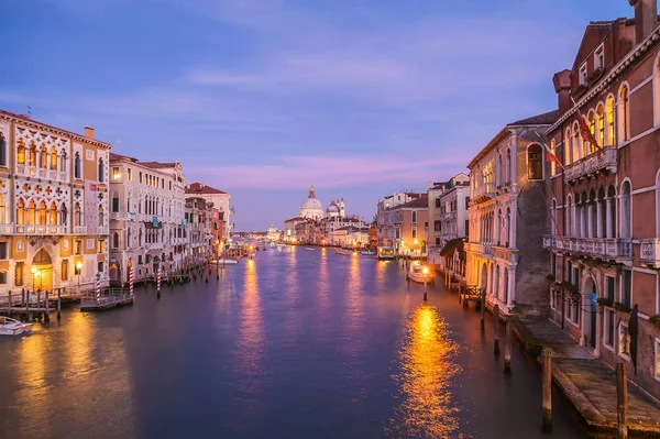 Grand Canal und Santa Maria della Salute bei Sonnenuntergang. Venedig, ital — Stockfoto