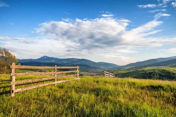 Landelijke houten hek. natuurlijk zomer landschap met blauw bewolkt SK — Stockfoto
