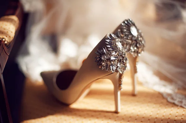 Свадебная концепция. обувь и вуаль невесты — стоковое фото