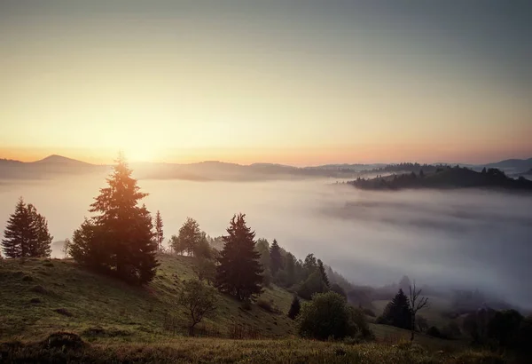 地平線とblの山の景色を持つ美しい田舎の風景 — ストック写真