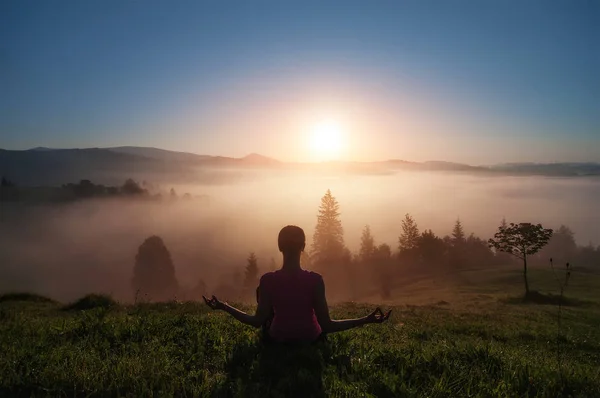 Junge Frau macht Yoga-Fitness in der Natur mit Blick auf die Berge — Stockfoto