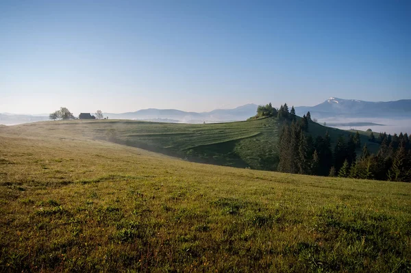 Prachtig landelijk landschap met uitzicht op de bergen op horizon en BL — Stockfoto