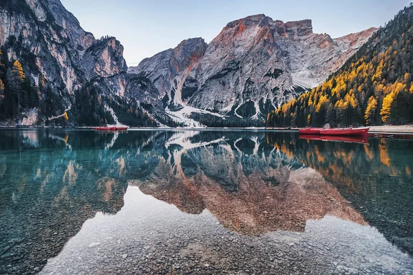 山の中の美しい高山湖。自然な背景。ラーゴ — ストック写真