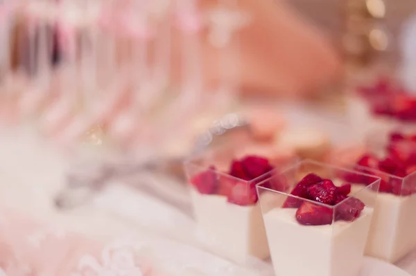 Chokladkaka på bröllopsmiddagen — Stockfoto