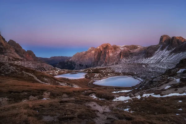 山の中の美しい高山湖 自然な背景 — ストック写真