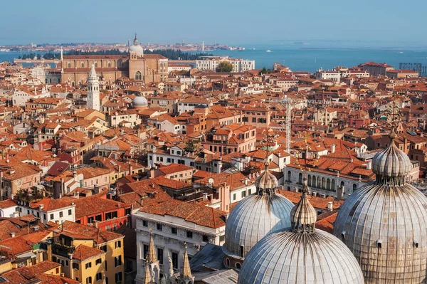 Benátky, Itálie. Pohled shora ze San Marco Campanile — Stock fotografie