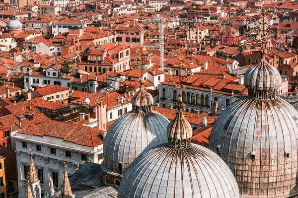 Benátky, Itálie. Pohled shora ze San Marco Campanile — Stock fotografie