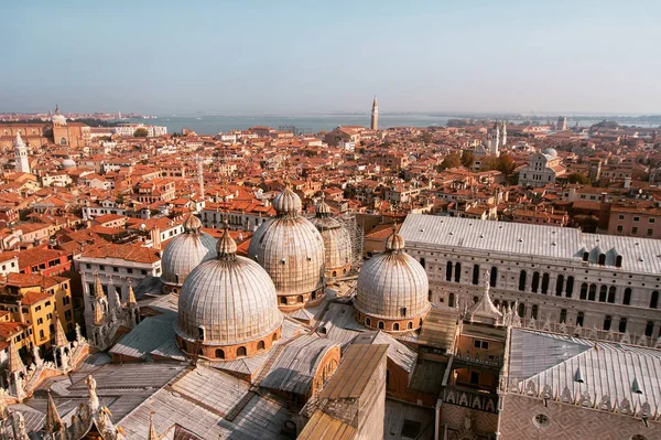 Benátky, Itálie. Pohled shora ze San Marco Campanile — Stock fotografie