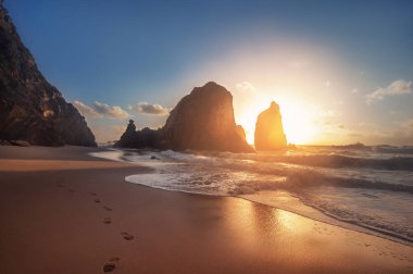 kumlu plaj ile güzel Atlantik okyanusu görünümü ufuk, kayalar bir