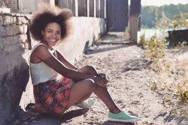 genç mutlu ve güzel afro kadın gülme ve yaşlı yakın oturan 