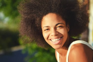 doğal genç mutlu ve güzel afro wooman closeup portre 