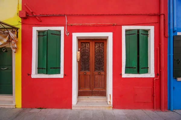 Знаменитые красочные здания в Бурано, Италия — стоковое фото