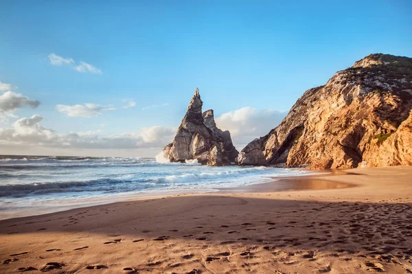Kumlu plaj ile güzel Atlantik okyanusu görünümü ufuk, kayalar bir — Stok fotoğraf