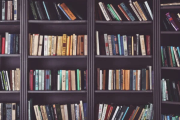 Verschwommener Hintergrund mit Bücherregal — Stockfoto