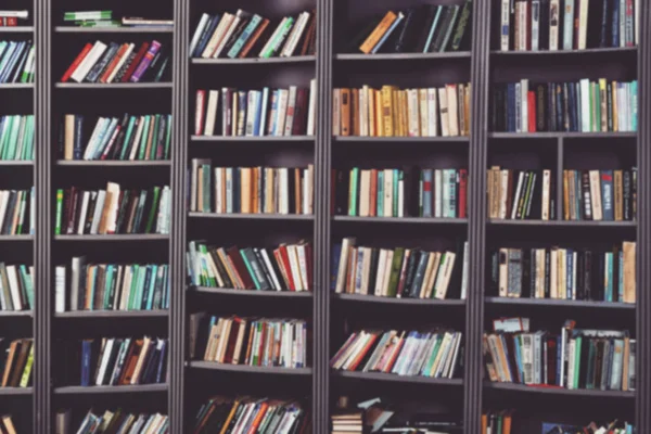 Verschwommener Hintergrund mit Bücherregal — Stockfoto