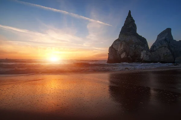 Schöner atlantischer Meerblick Horizont mit Sandstrand, Felsen und — Stockfoto