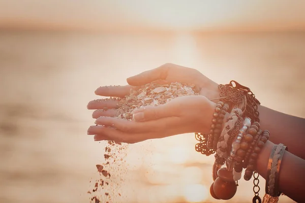 모래가 손을 통해 떨어지는 여자.여름 배경 — 스톡 사진