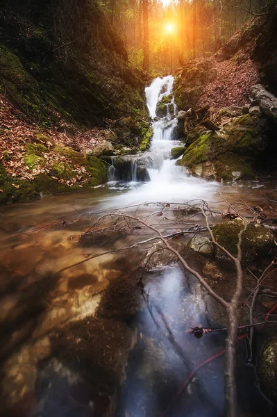 Hermosa cascada en el bosque profundo. trasfondo vintage natural — Foto de Stock