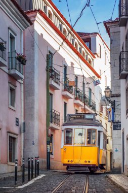 Lizbon, Portekiz - 03 Mayıs 2017: eur üzerinde eski sarı tramvay sürmek