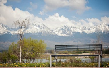 dağ manzaralı otobüs durağında tezgah