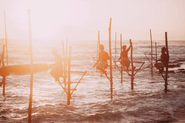 Koggala, Sri Lanka - 10 Ekim 2016: geleneksel balıkçılık.vintage tonda resim