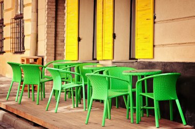 sarı pencereler ve yeşil ch ile eski Avrupa şehrinde renkli kafe