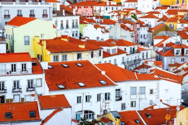 Lizbon, Portekiz 'de turuncu kiremitli çatılar