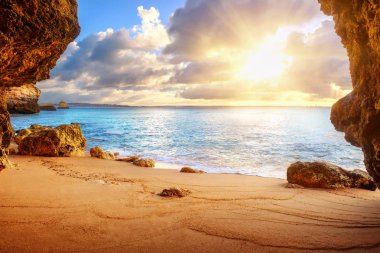 kumlu plaj ile güzel Atlantik okyanusu görünümü ufuk, kayalar bir