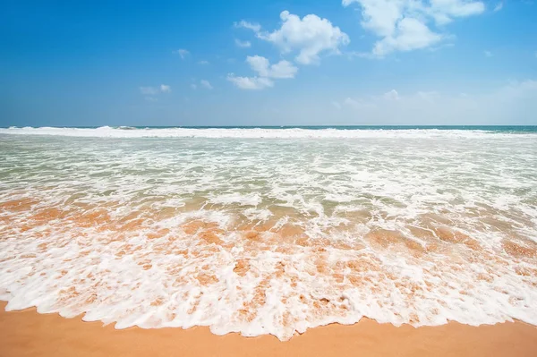Dalgalar ve mavi bulutlu sk okyanus plaj ile güzel manzara — Stok fotoğraf