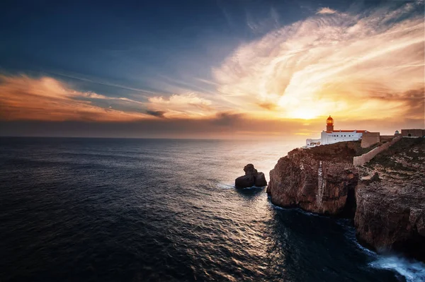 Deniz feneri ile güzel Atlantik okyanusu görünümü ufuk , kayalar bir — Stok fotoğraf