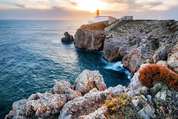 Bellissimo orizzonte vista oceano Atlantico con faro, fiori — Foto Stock