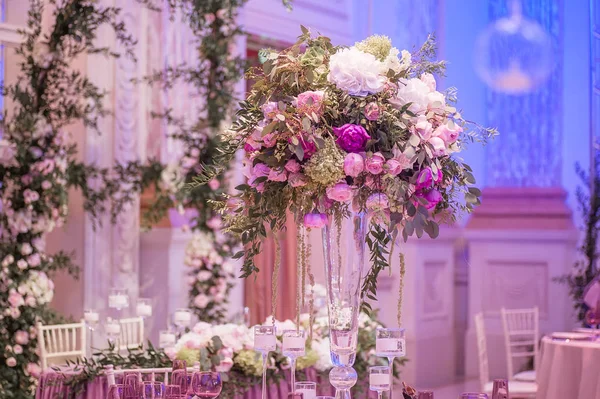 Decrotaions boda con flores. Imagen con enfoque suave —  Fotos de Stock