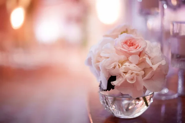 Decrotaions de mariage avec des fleurs. image avec mise au point douce — Photo