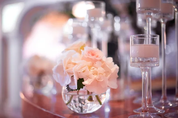 꽃과 결혼식 decrotaions. 소프트 포커스가 있는 그림 — 스톡 사진