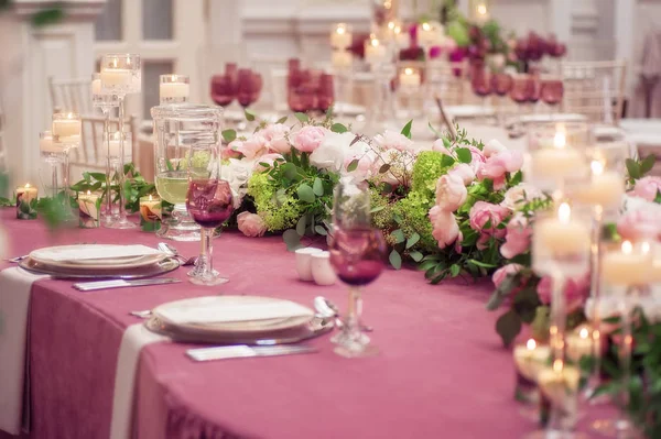 Decrotaions boda con flores. Imagen con enfoque suave —  Fotos de Stock