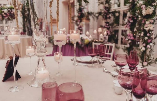 Decrotaions boda con flores. Imagen con enfoque suave —  Fotos de Stock