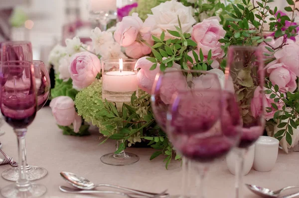 Bröllop decrotaions med blommor. bild med mjukt fokus — Stockfoto