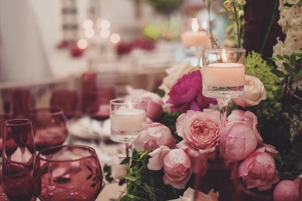 Bröllop decrotaions med blommor. bild med mjukt fokus — Stockfoto