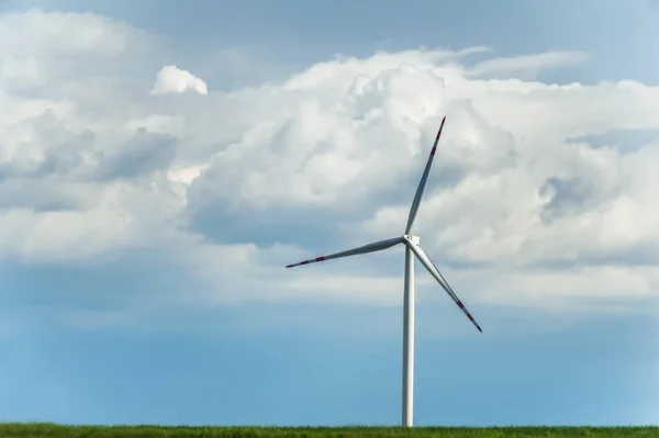 Mulino a vento per la produzione di energia elettrica su campo floreale rurale und — Foto Stock