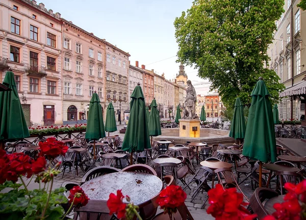 Mattina caffè nella vecchia città europea dopo la pioggia — Foto Stock