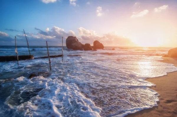 Wunderschöner Sonnenuntergang am Meeresstrand. natürlicher Sommerhintergrund. sri — Stockfoto