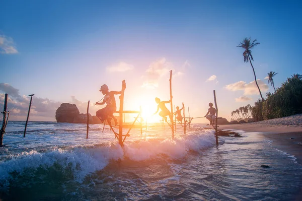 KOGGALA, SRI LANKA - 10 de outubro de 2016: pesca tradicional.vinta — Fotografia de Stock