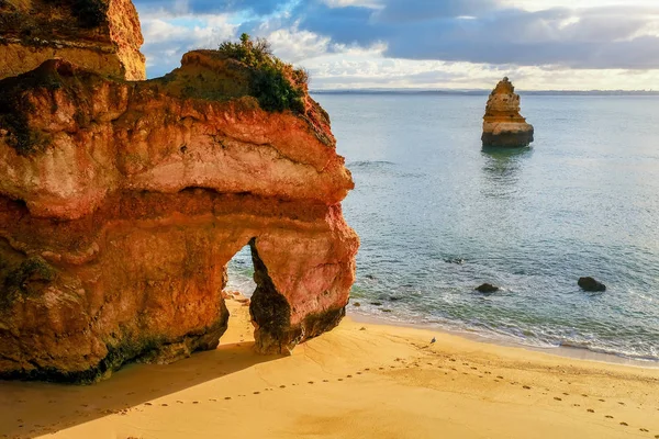 Bellissimo orizzonte vista oceano Atlantico con spiaggia sabbiosa, rocce a — Foto Stock