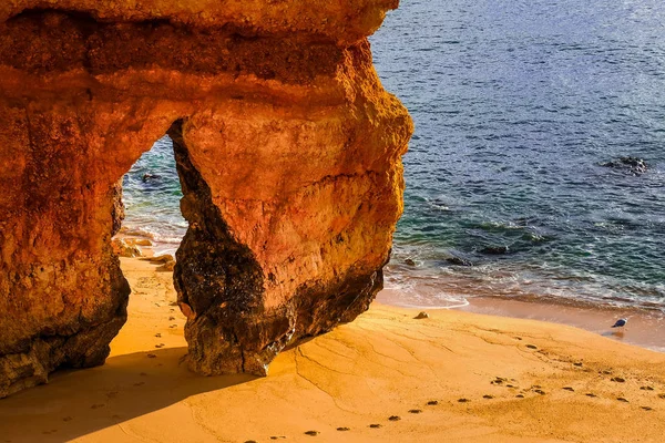 Schöner atlantischer Meerblick Horizont mit Sandstrand, Felsen und — Stockfoto