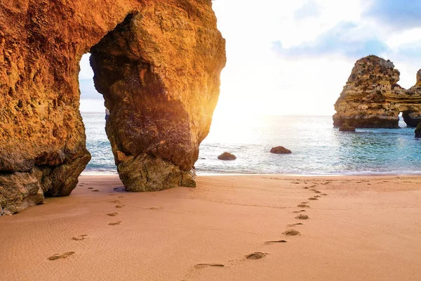 Belle vue sur l'océan Atlantique horizon avec plage de sable, rochers a — Photo