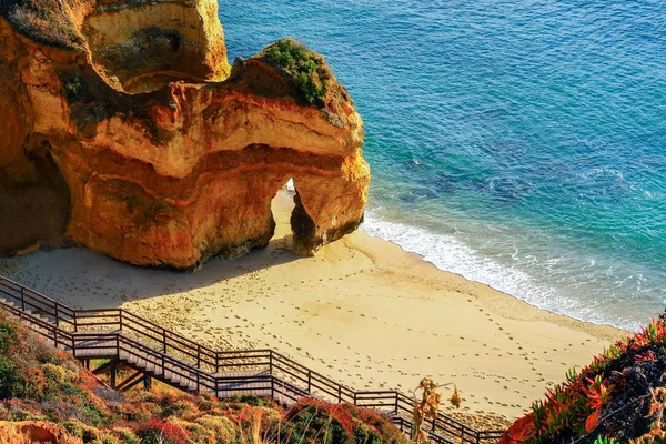 Vacker atlanthavs utsikt Horisont med sandstrand, klippor a — Stockfoto